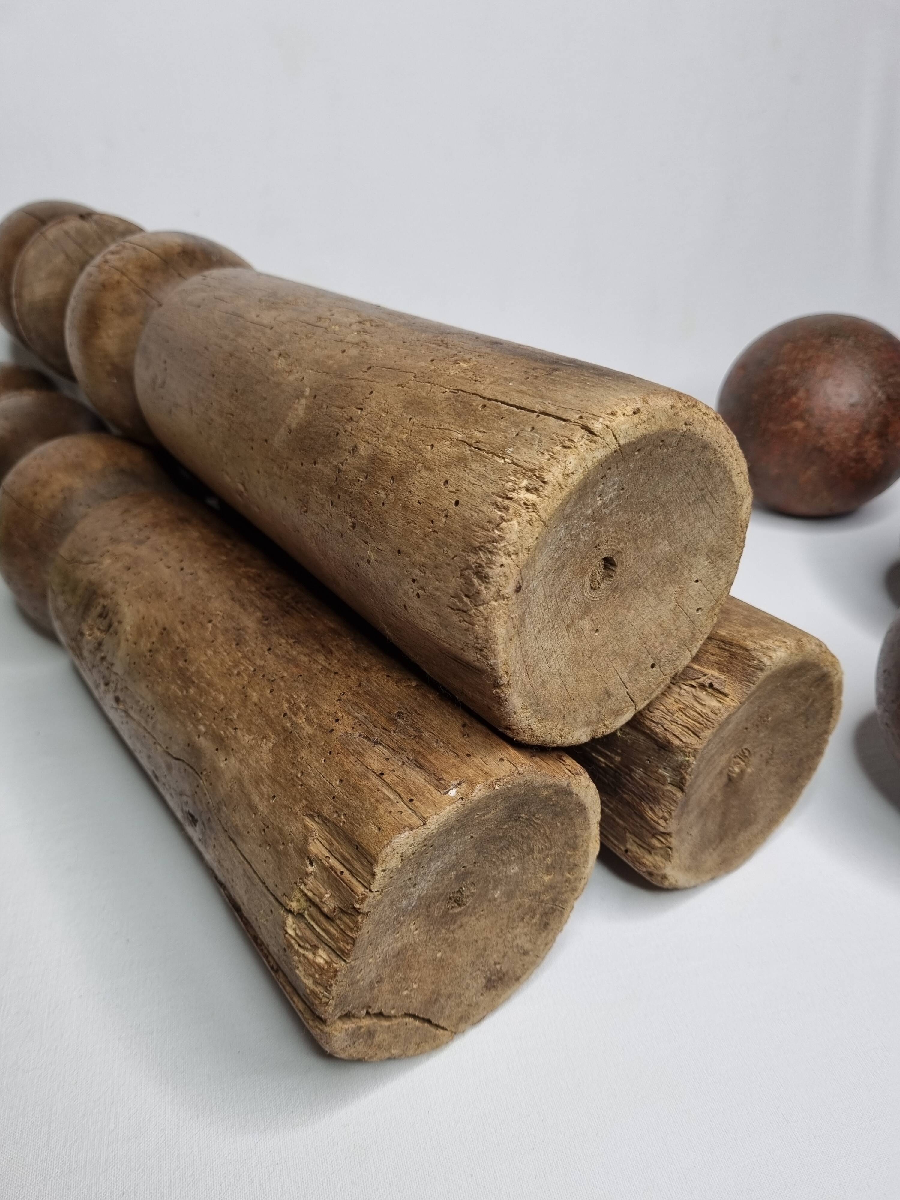 Ancien jeu de quilles grande taille en bois tourné, 52 cm