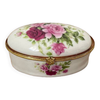Oval pill box