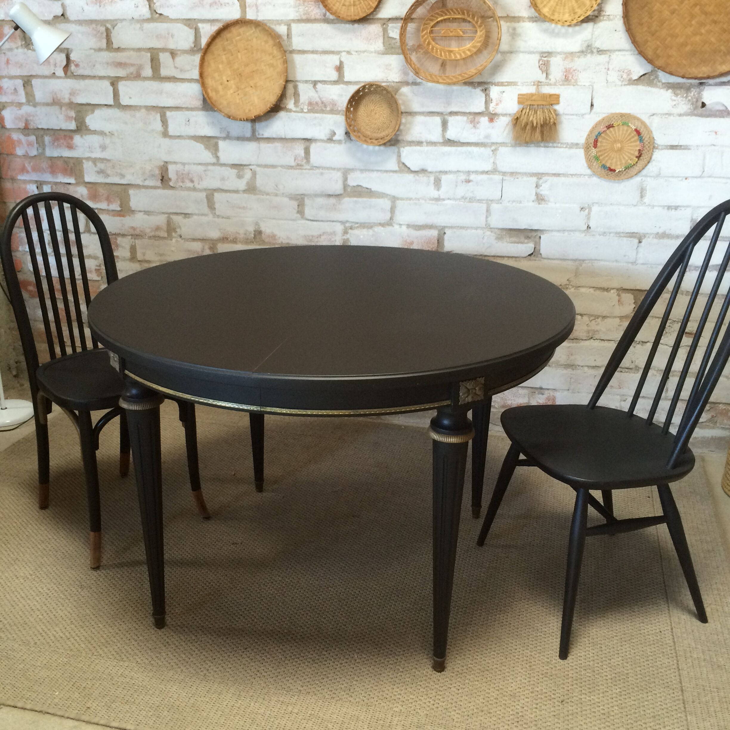 Louis XVI style extendable round table