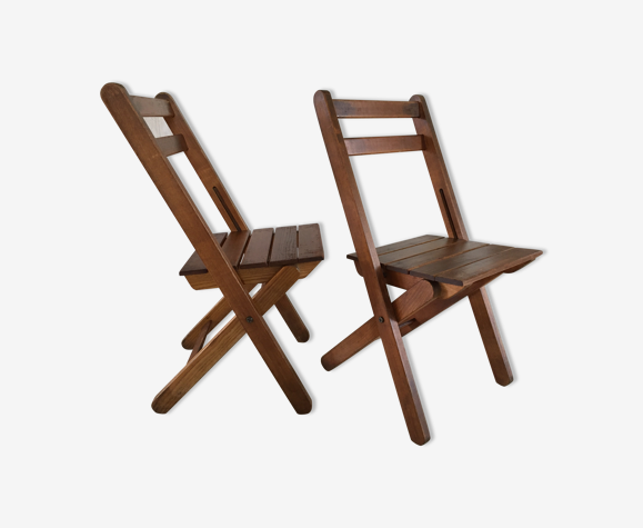 Paire de chaises pliantes estampillées au feu de bois