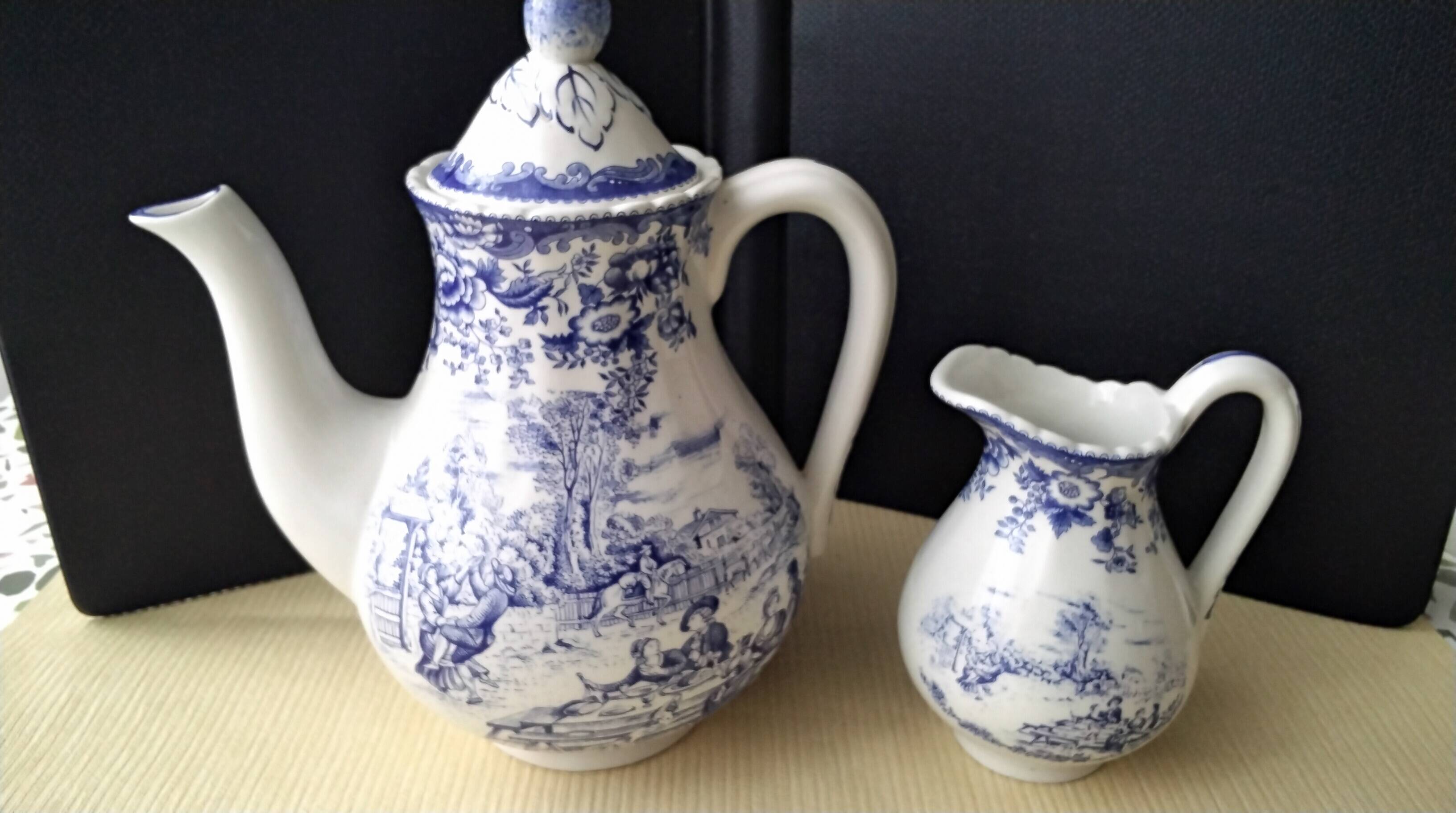 Lunéville earthenware coffee pot and milk jug, Toile de Jouy model
