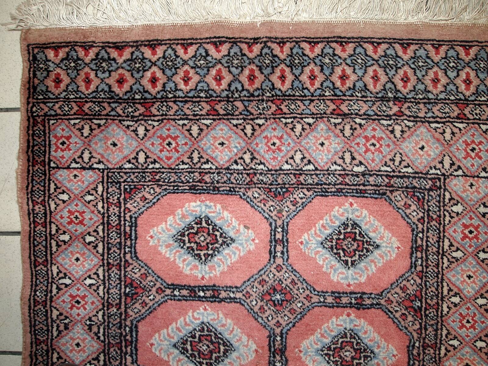Tapis vintage fait main Bukhara en laine rose et bleu ciel (81cm x 118cm)