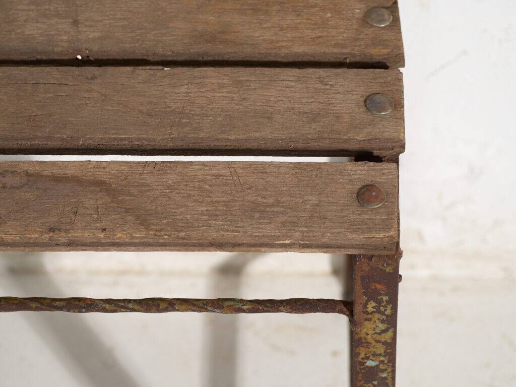 Tabouret industriel ancien en bois de pin et fer – Europe centrale, vers 1950