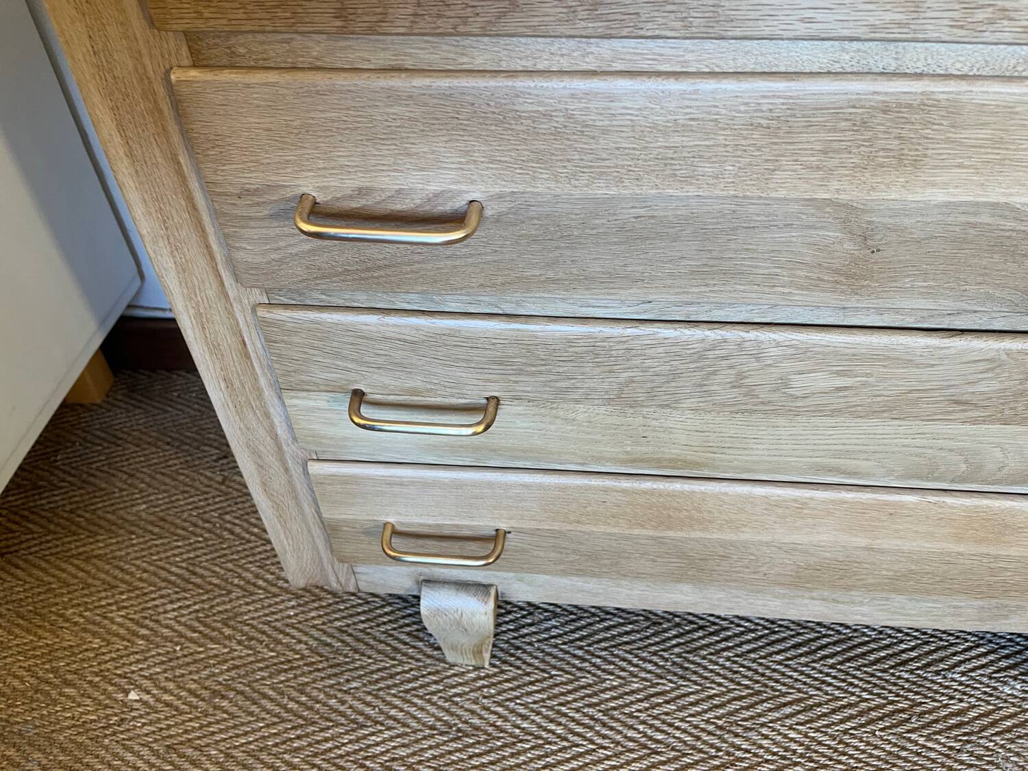 Vintage chest of drawers in wood and golden brass handles