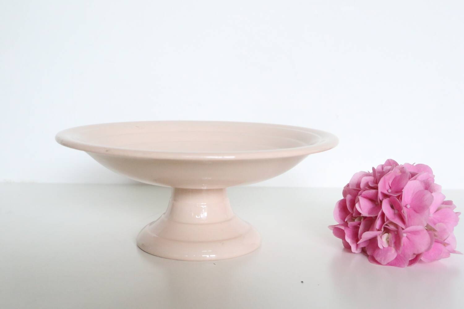 Plat piédouche en céramique rose, 1950