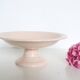 Plat piédouche en céramique rose, 1950