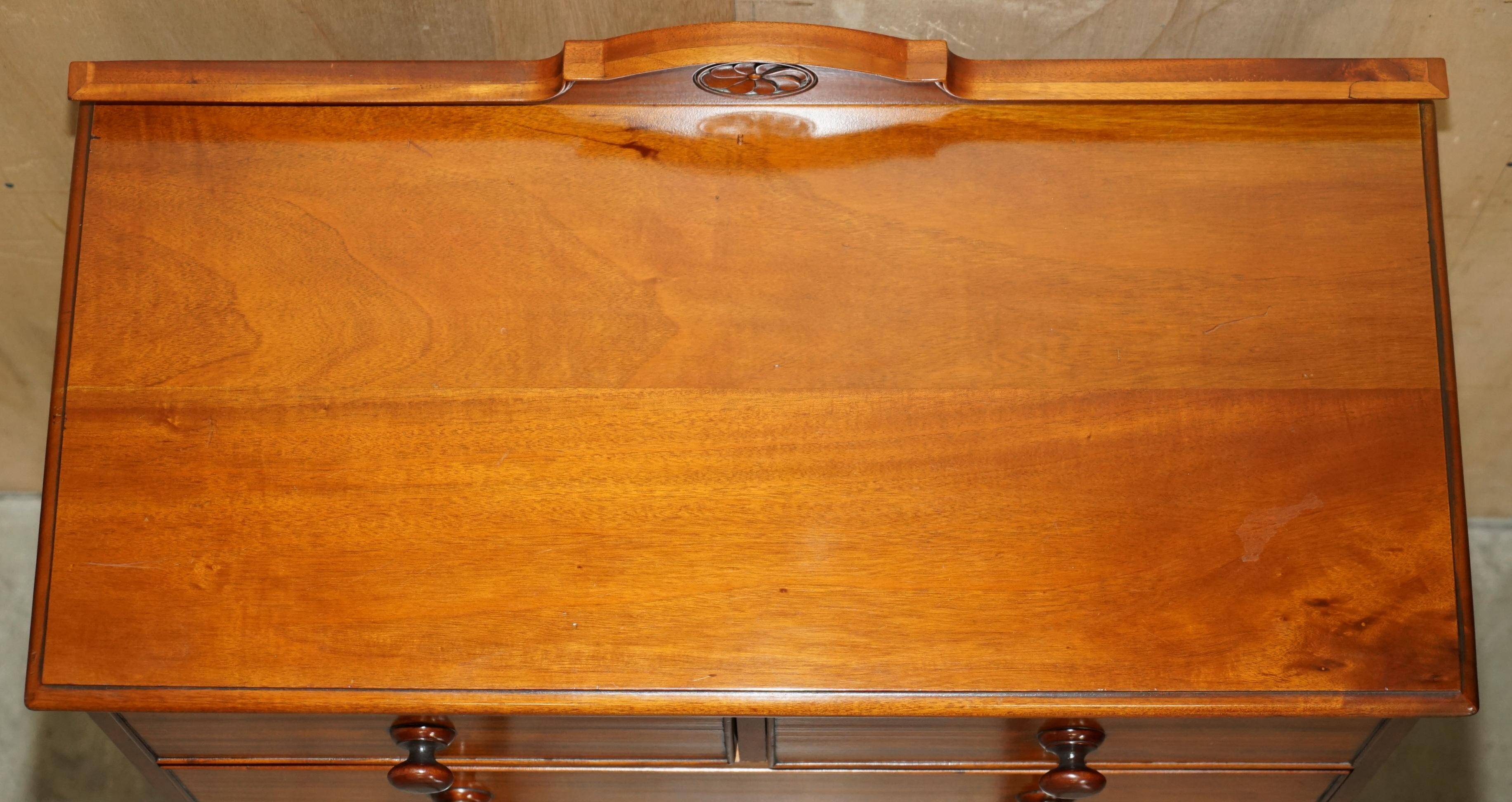Paire de commodes vintage en acajou flammé