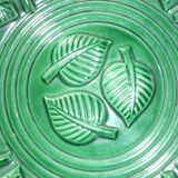 Plat vert décor feuilles 32,5 cm