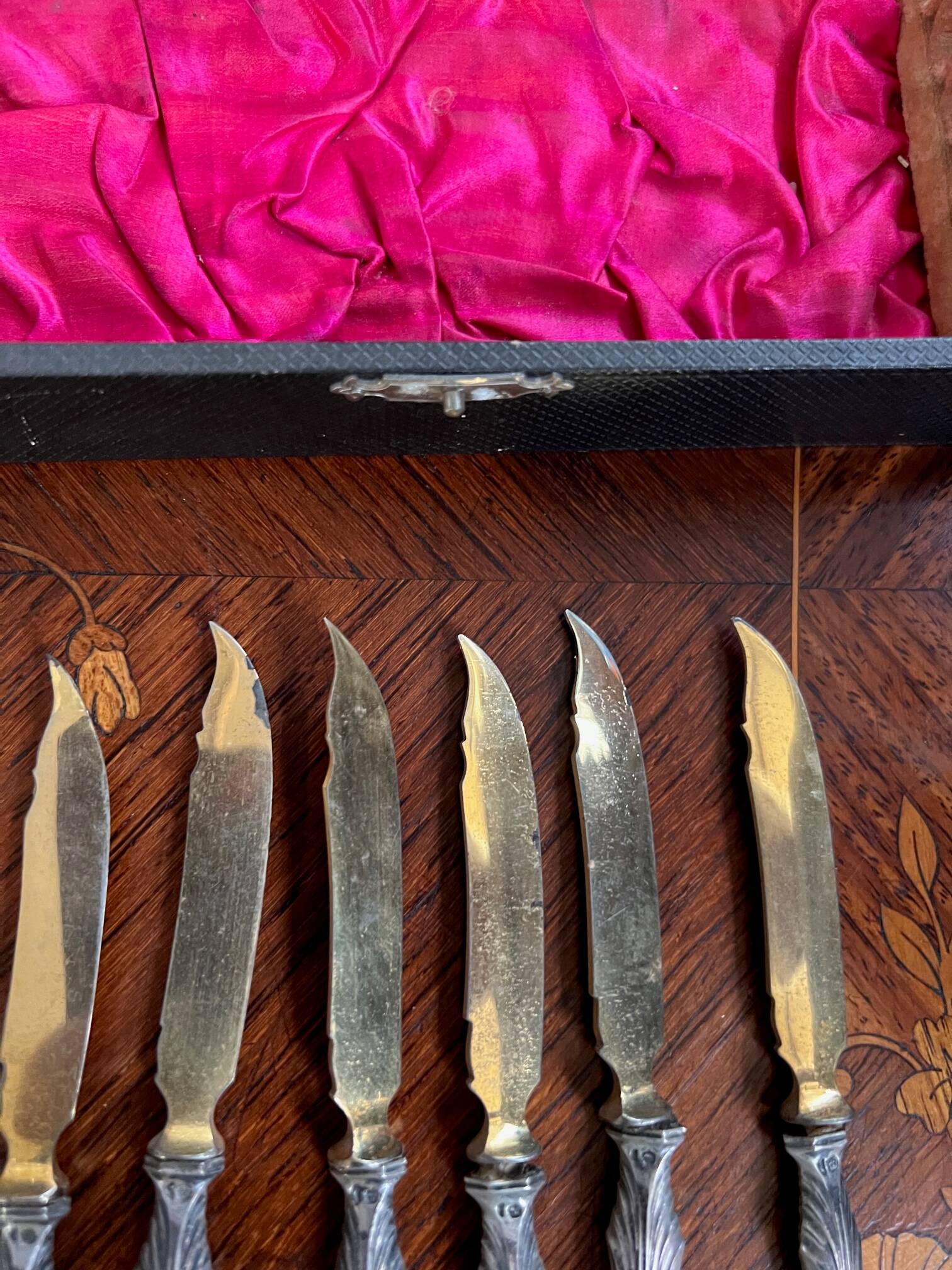 Set of knives and forks for fruits.