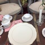 Plat rond ancien avec anses, porcelaine couleur ivoire et or, made in France Sarreguemines Digoin