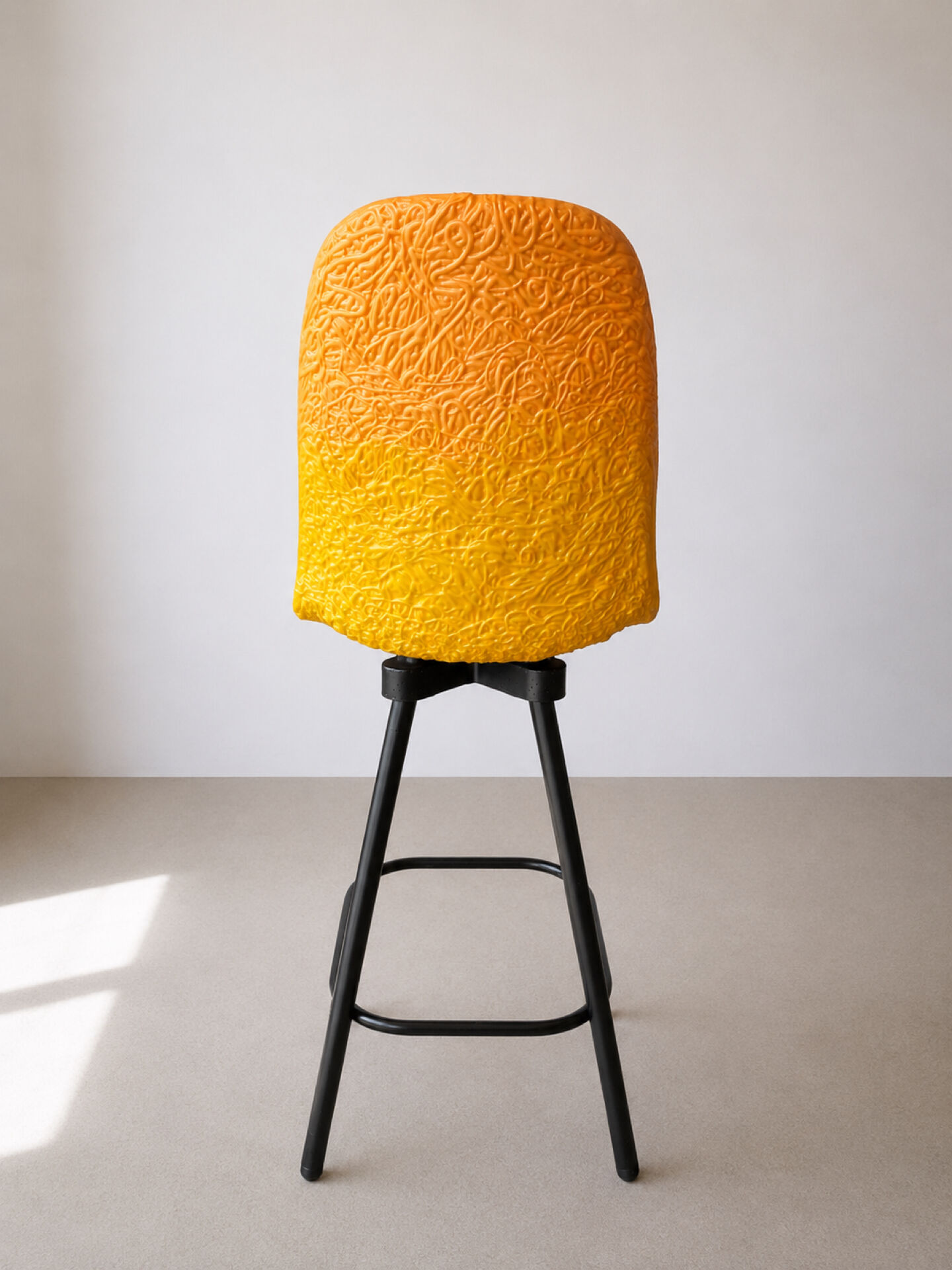 Lot de 4 tabourets de bar design sculptural – coques texturées bicolor