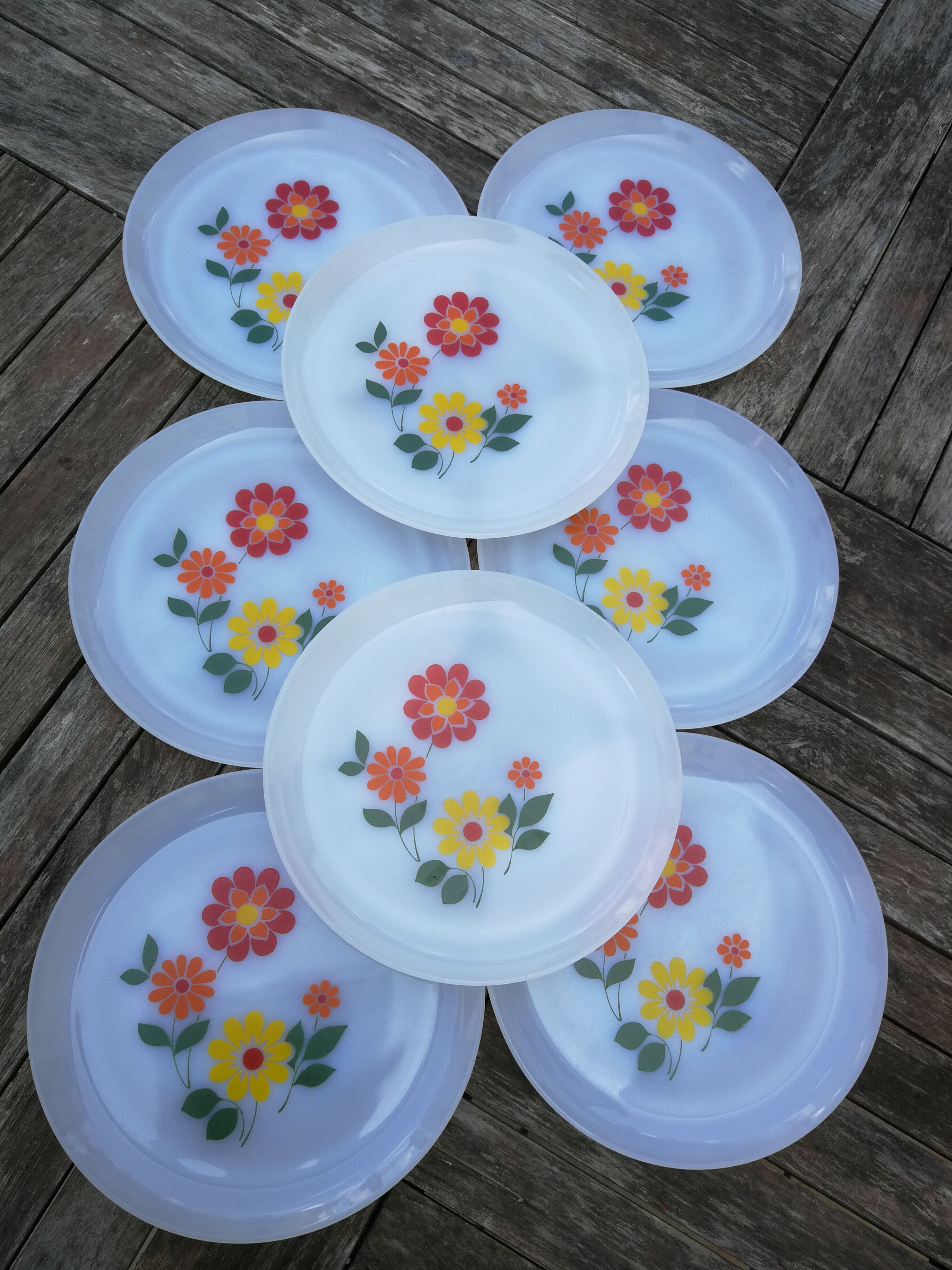 Set of 8 flat plates Arcopal with flowers