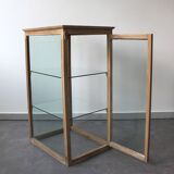 Countertop showcase in oak and glass
