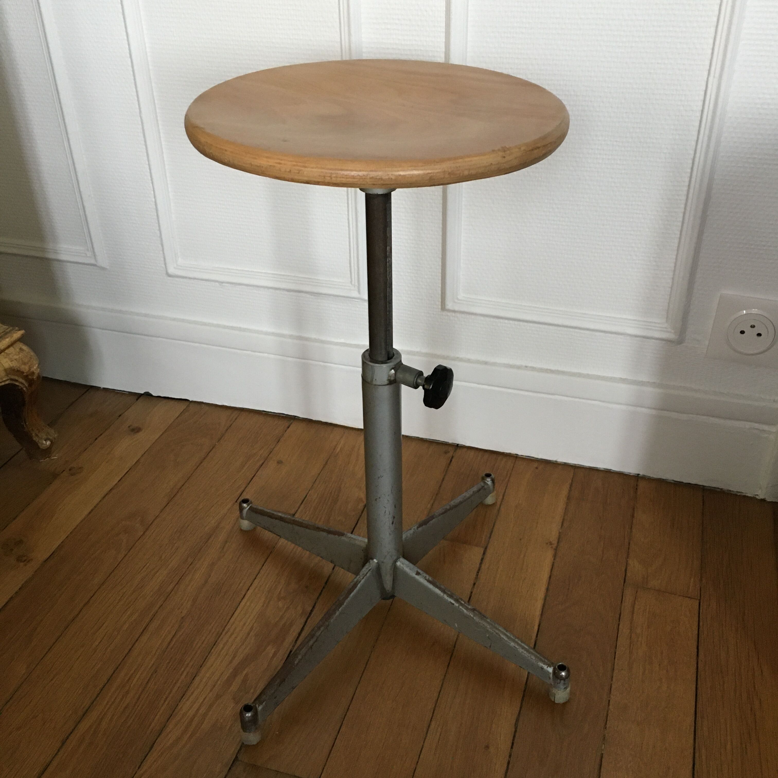 Tabouret industriel en chêne