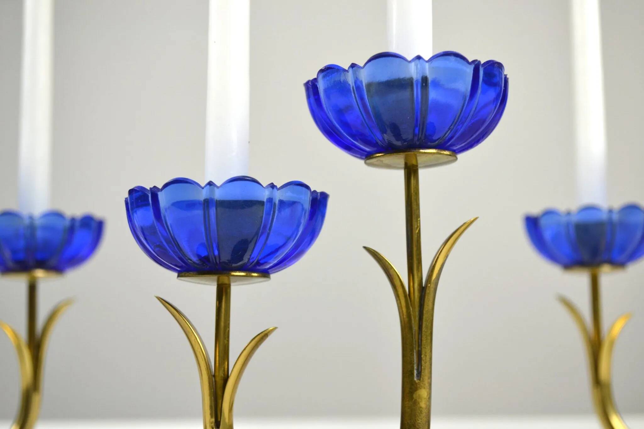 Bougeoirs en laiton massif et en verre artistique bleu cobalt par Gunnar Ander pour Ystad-Metall, Suède, années 1950.