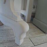 Console, table en noyer avec rallonges à rabats, piètement patiné gris.