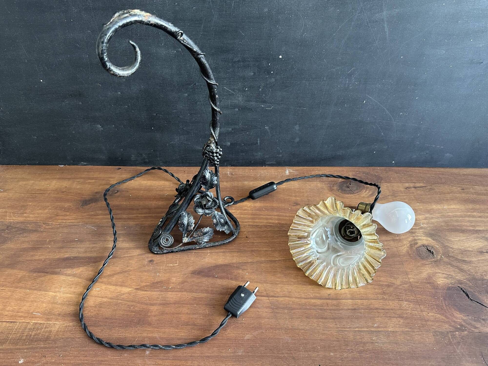 Art Nouveau wall light in wrought iron with vine decoration, early 20th century.