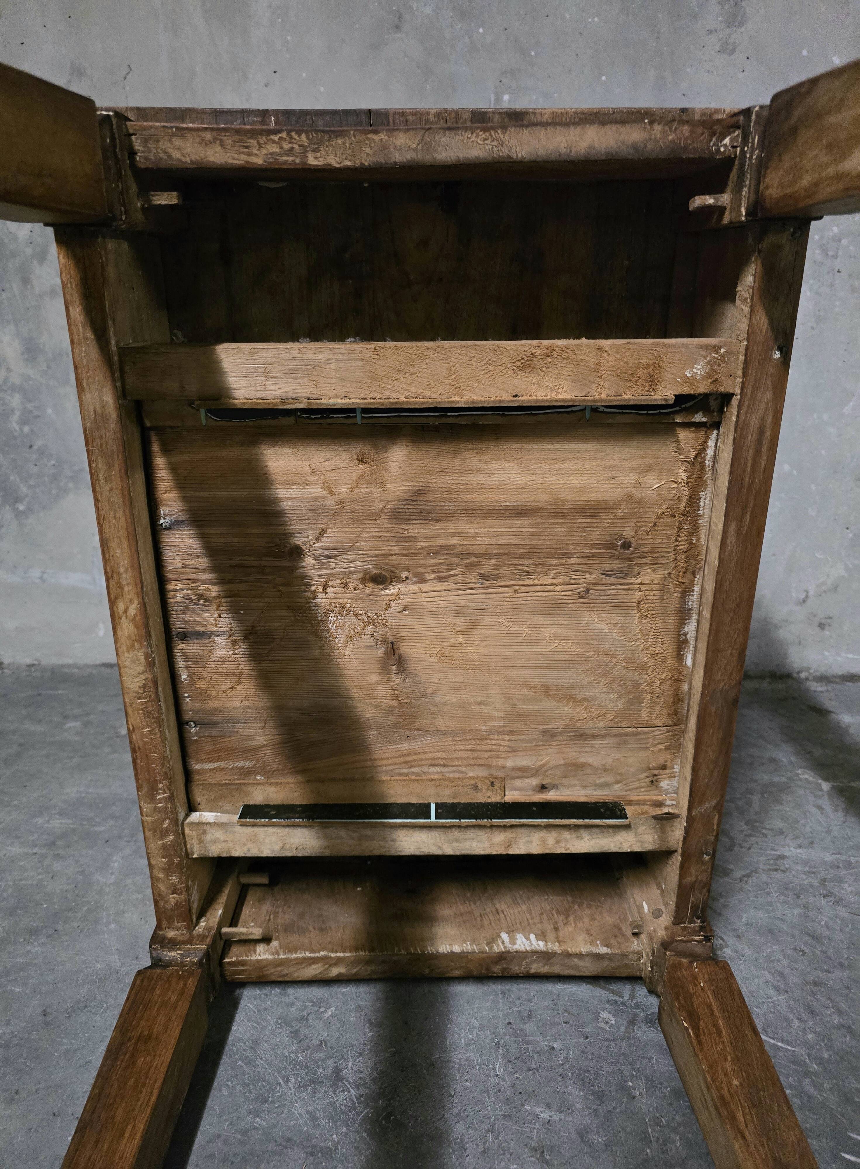 Writing table in walnut, 18th century, provincial work.