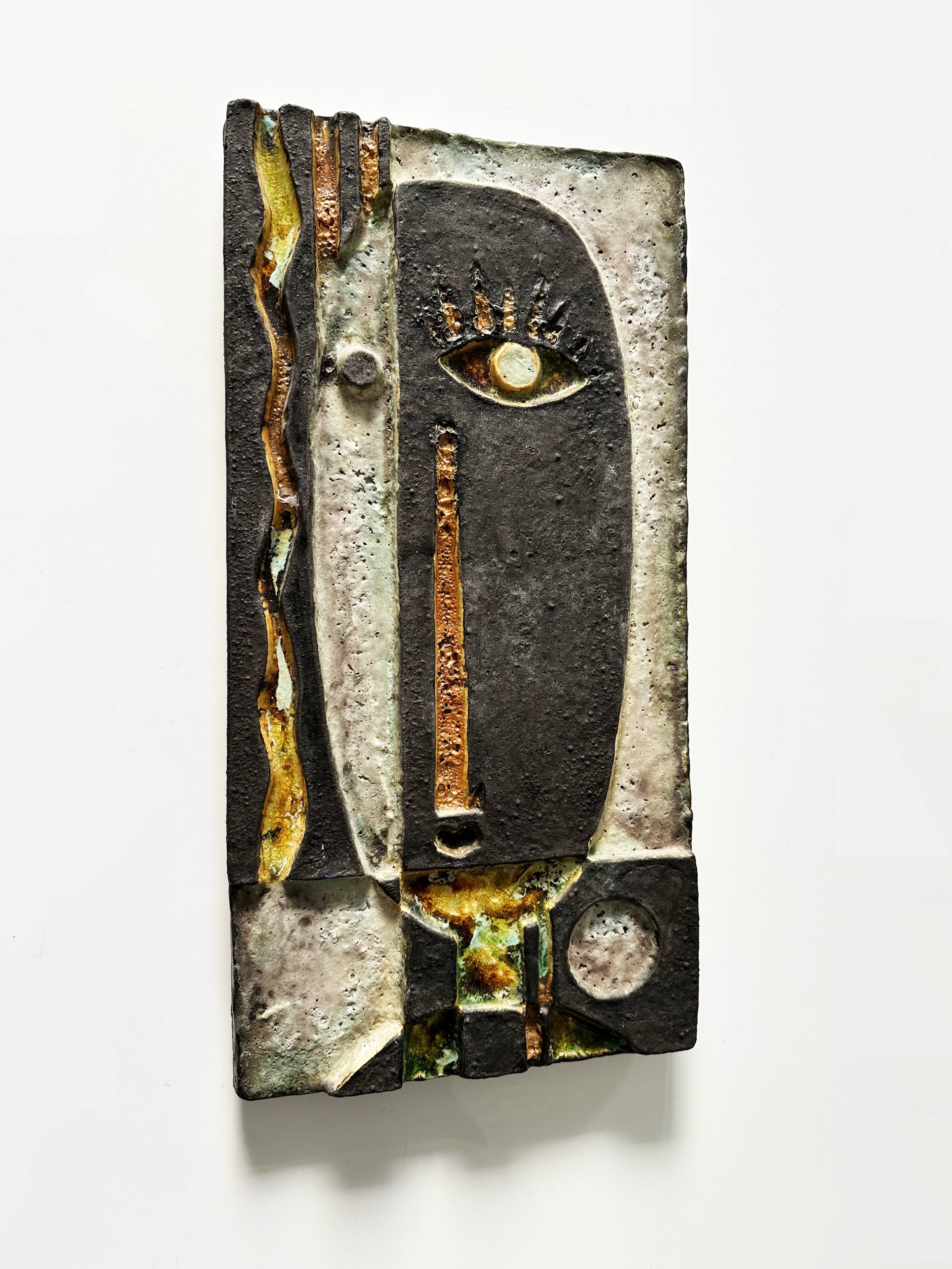 Sculpture murale cubiste en terre cuite émaillée. Allemagne, années 60