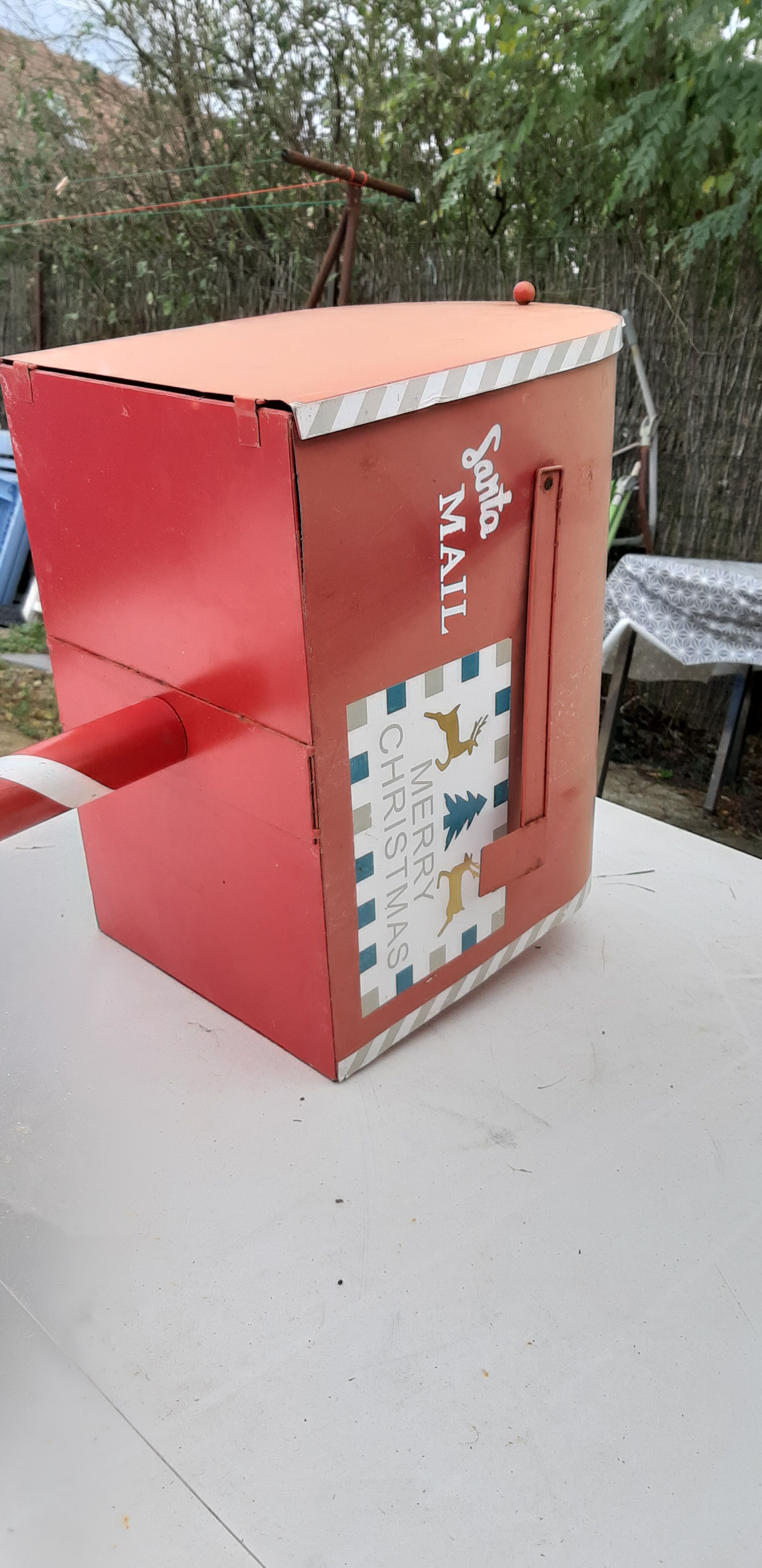 Mailbox us metal red