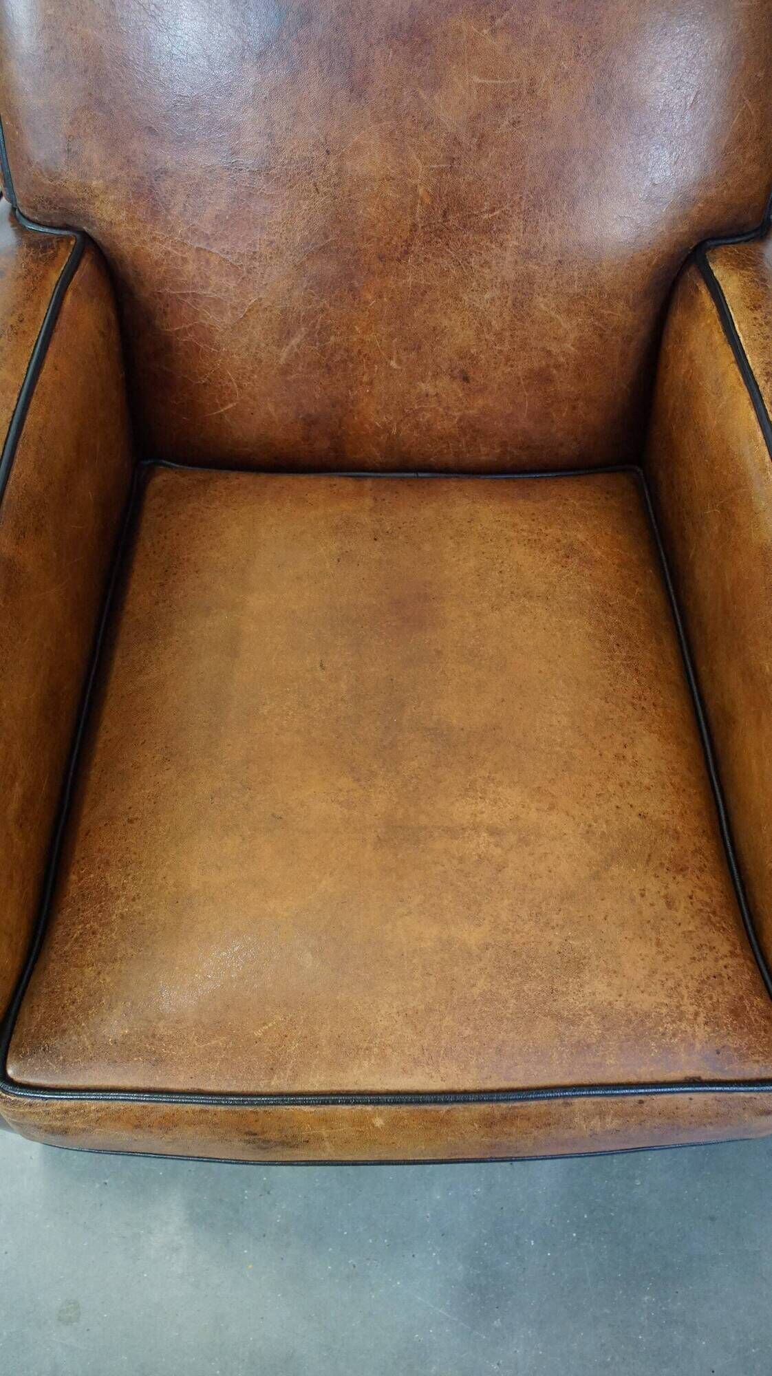Set of 2 characterful, comfortable armchairs made of sheepskin leather with a sleek Art Deco design