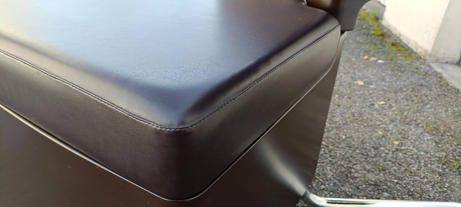 Hairdresser by Carlo Urbinati