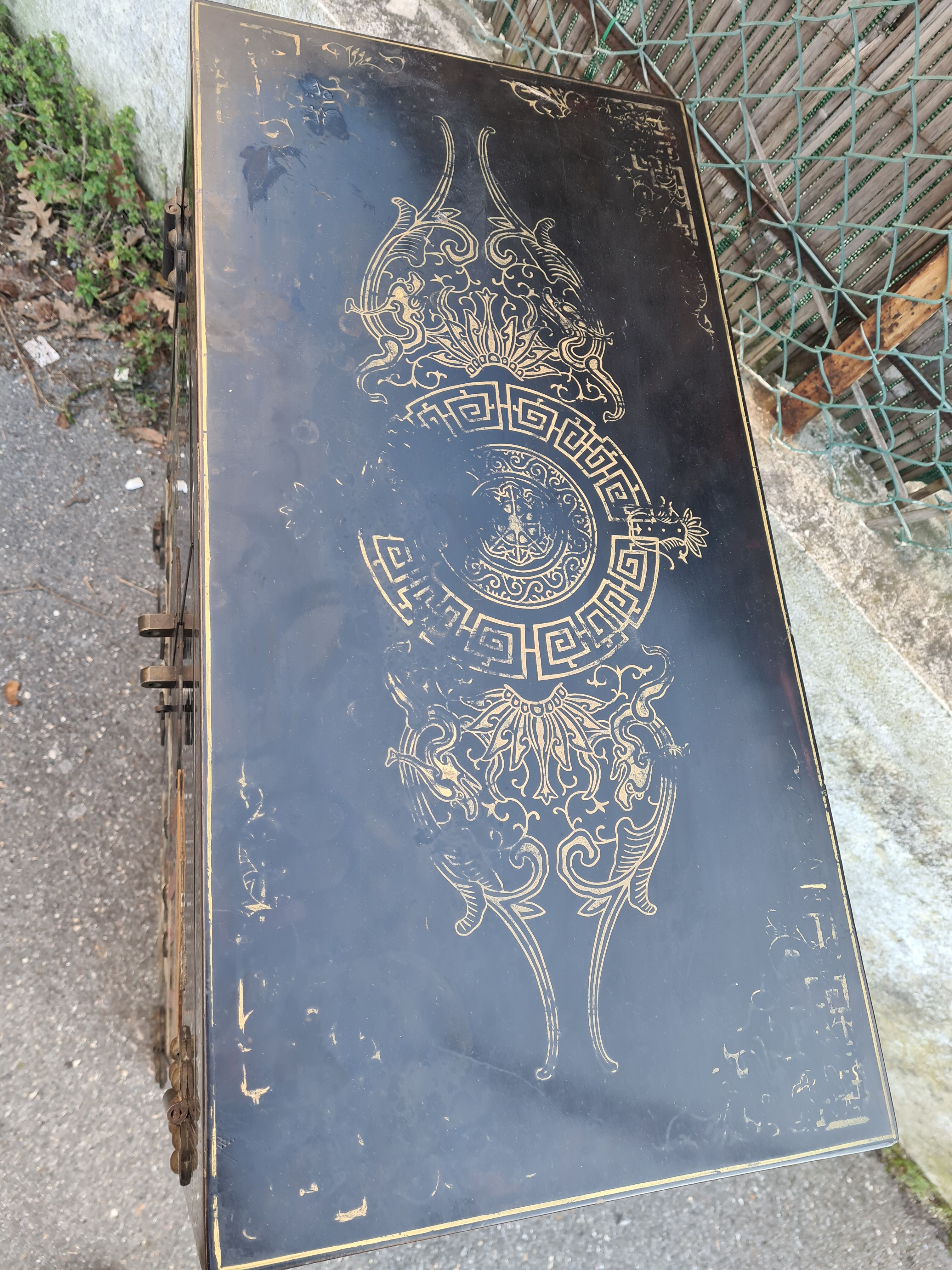 Meuble chinois ouvrant à 2 portes laque noire et pierres dures