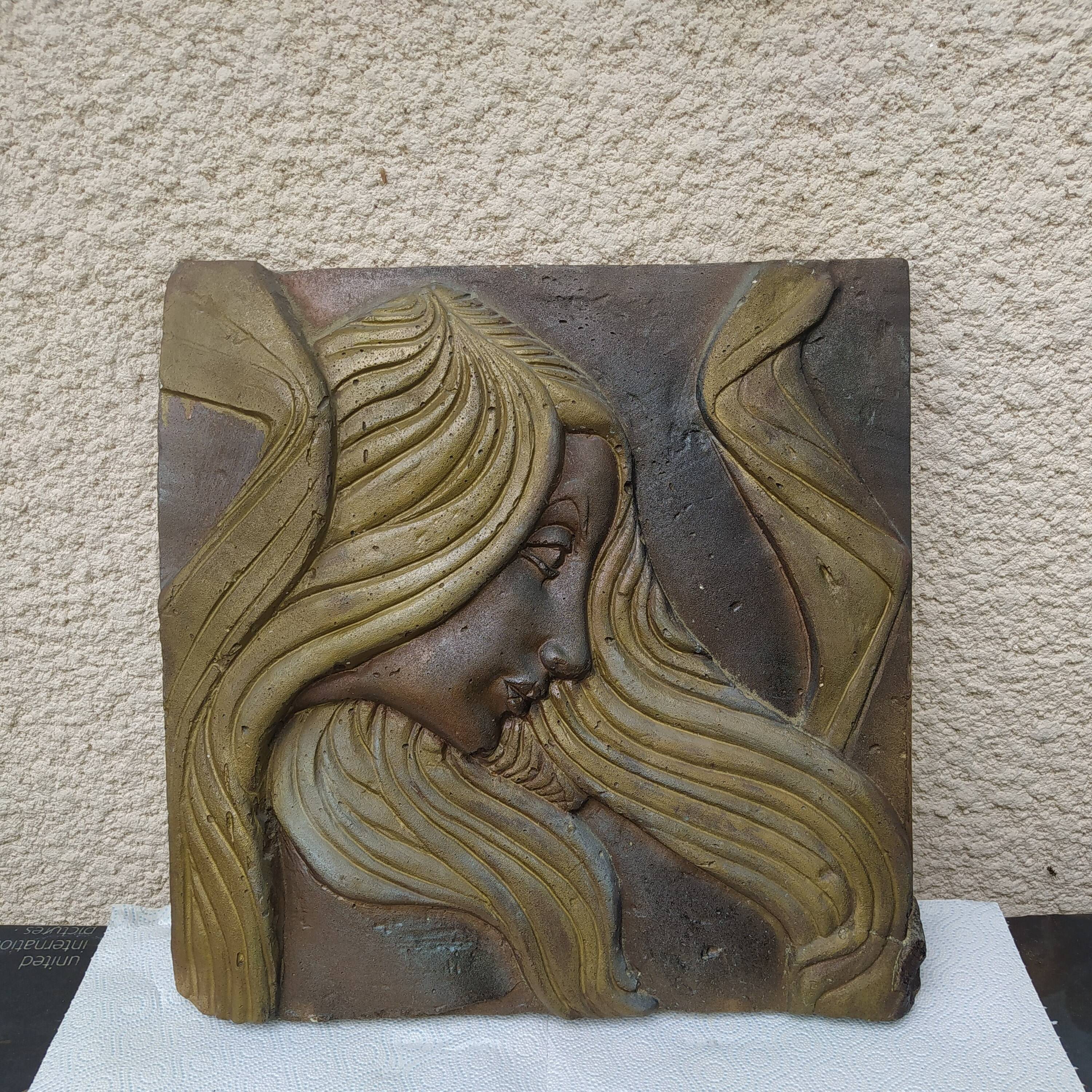 Bas relief en pierre style Art Déco, femme cheveux au vent