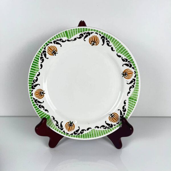 7 assiettes à dessert Sarreguemines ''Maroussia'', début XXe