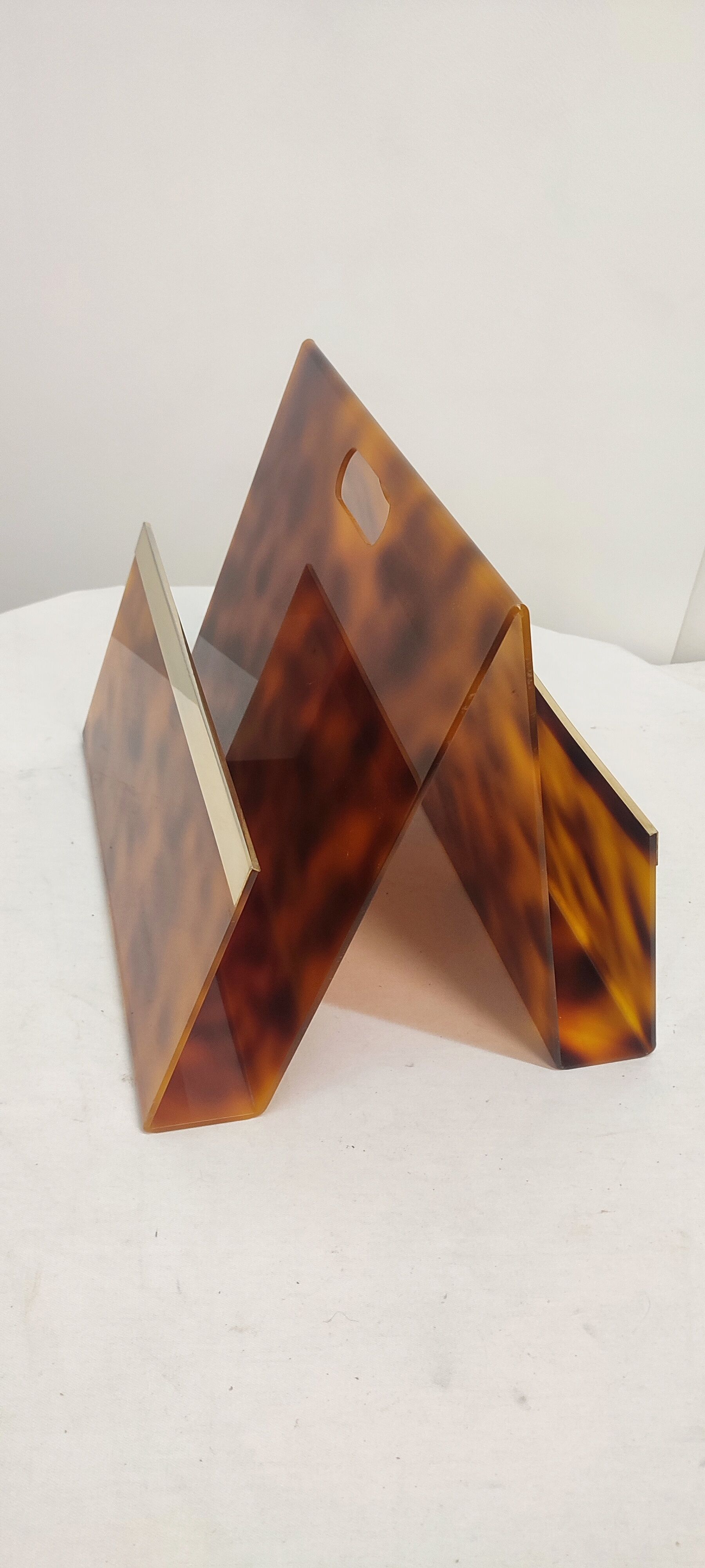 Porte-revues en méthacrylate et laiton Italie années 1970.