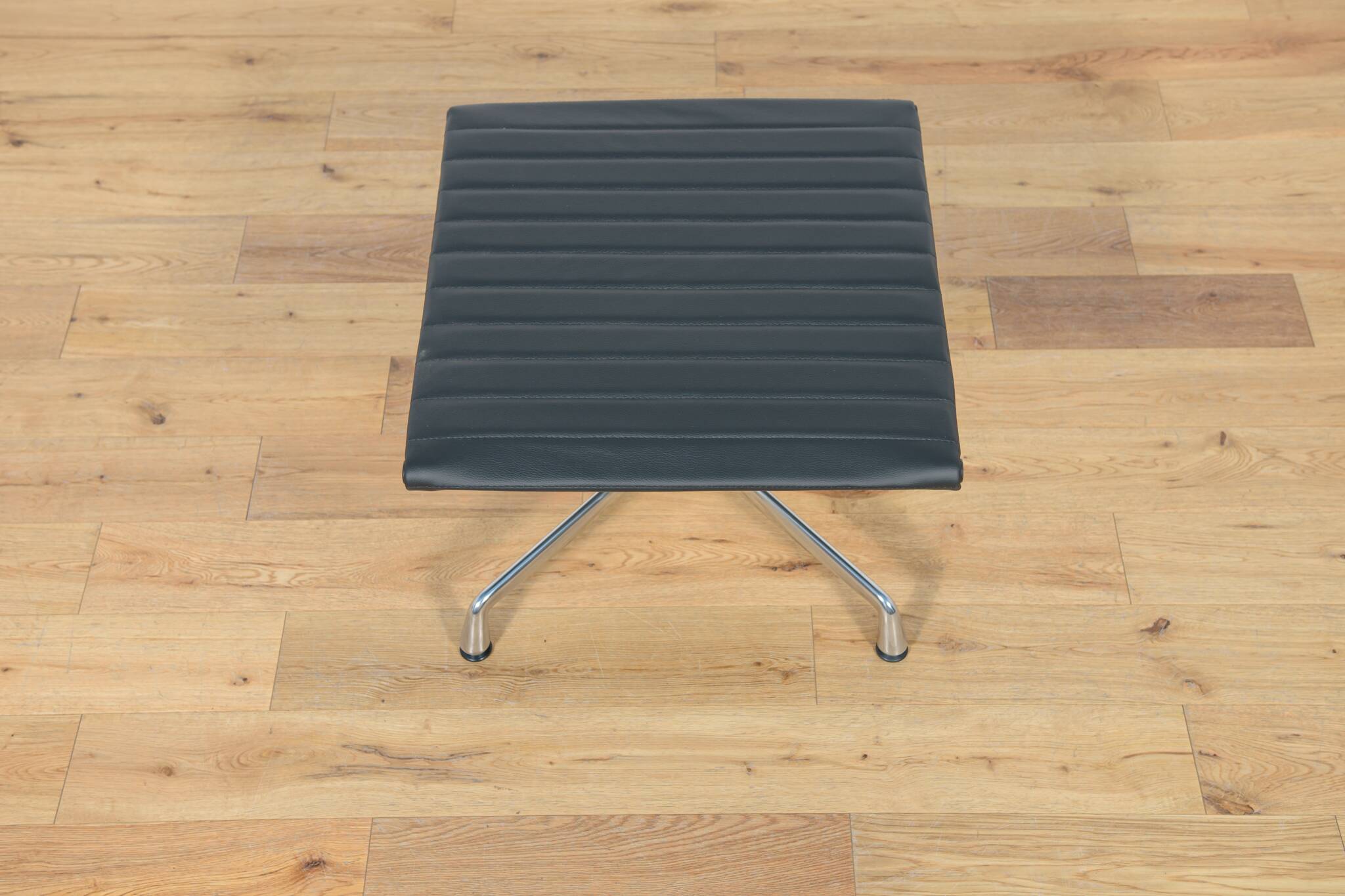 Eames Alu Group EA124 & EA125 Lounge Chair & Ottoman by Charles & Ray Eames for Vitra, 1980s.