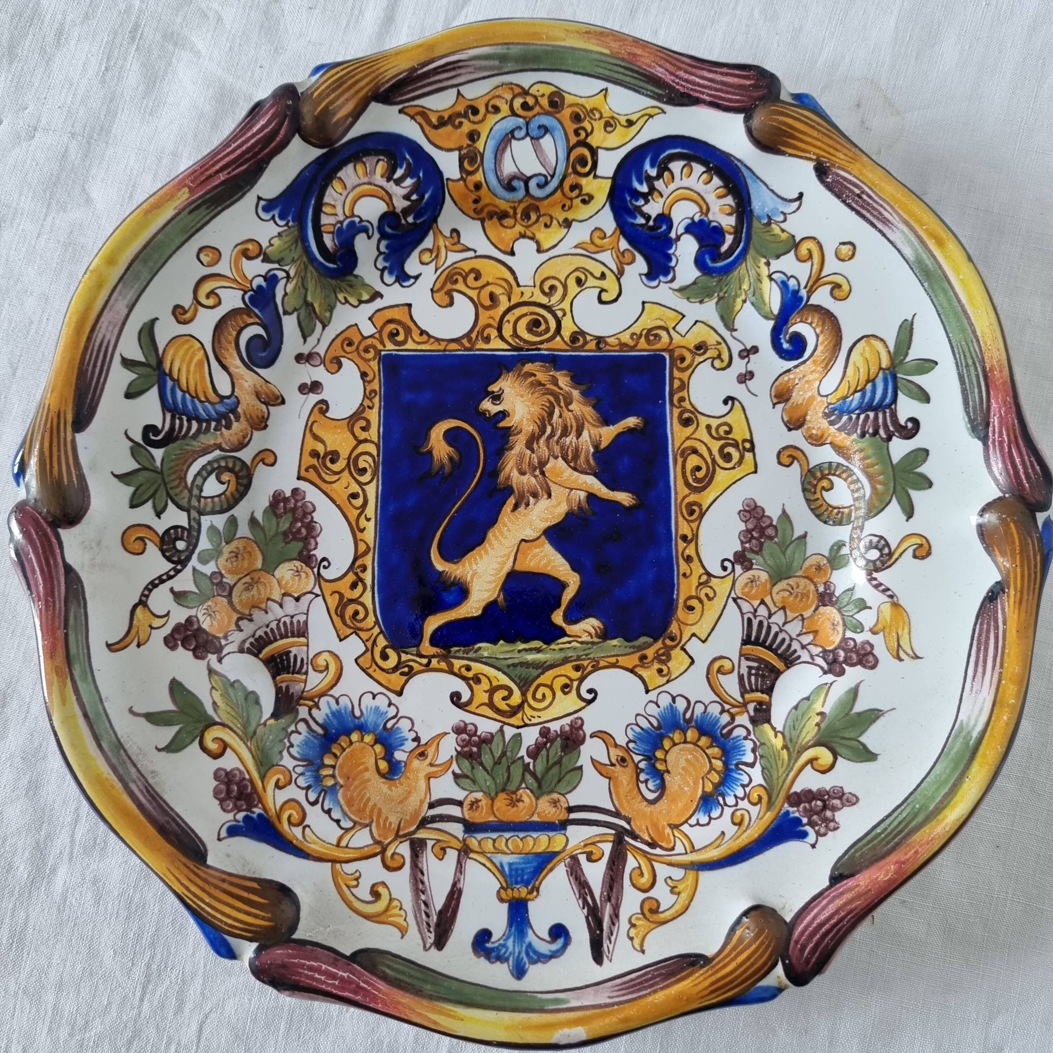 Magnifique assiette ancienne en faïence française à boucliers signée Keller