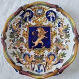 Magnifique assiette ancienne en faïence française à boucliers signée Keller