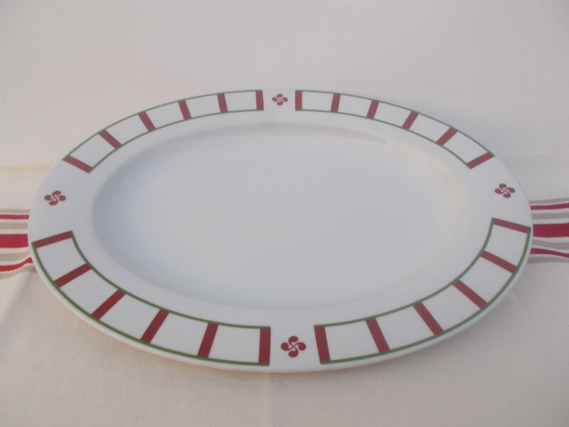 Set of basque porcelain green and red plates with 1 oval dish