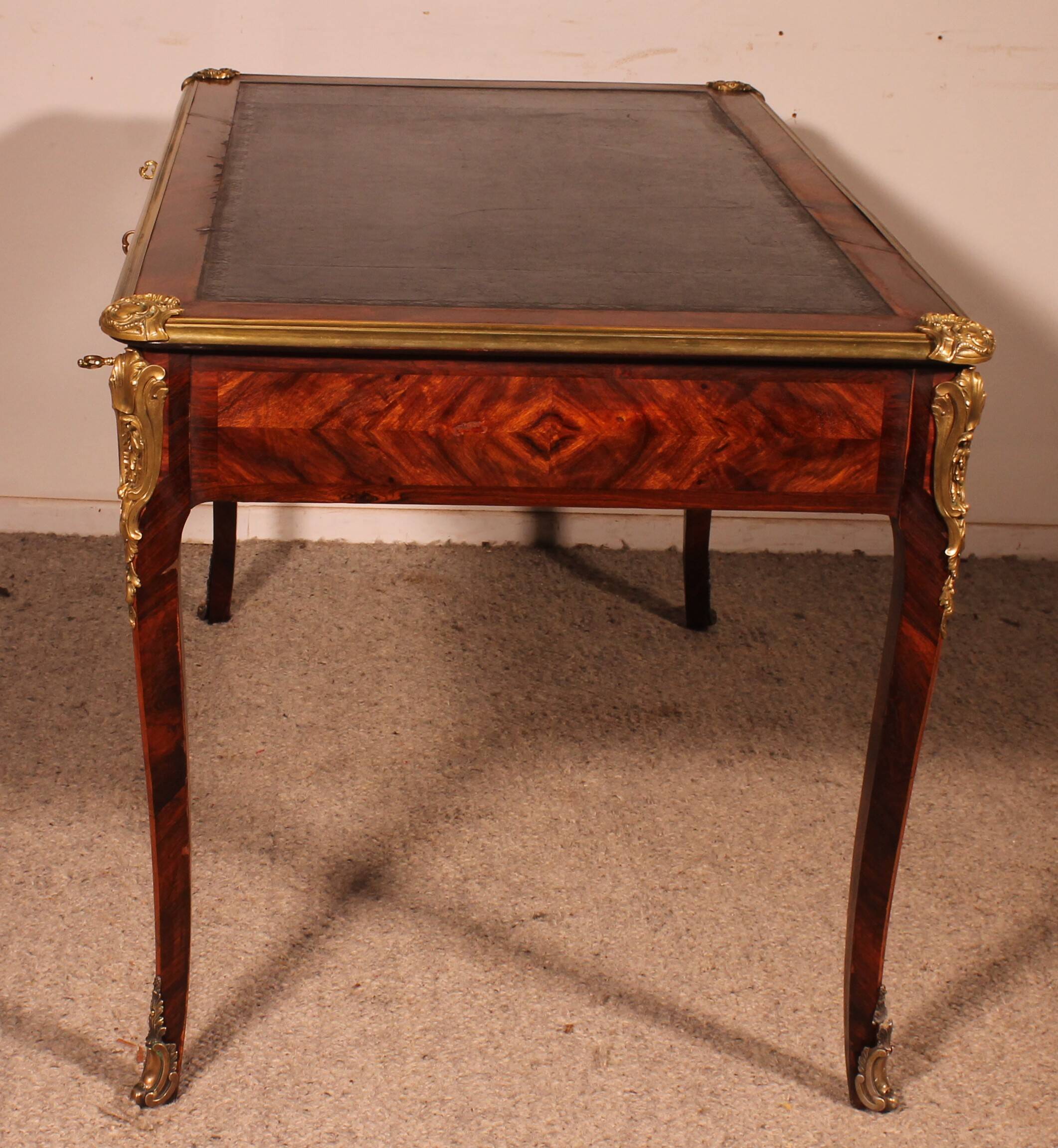 Bureau de style Louis XV en marqueterie - 19° siècle