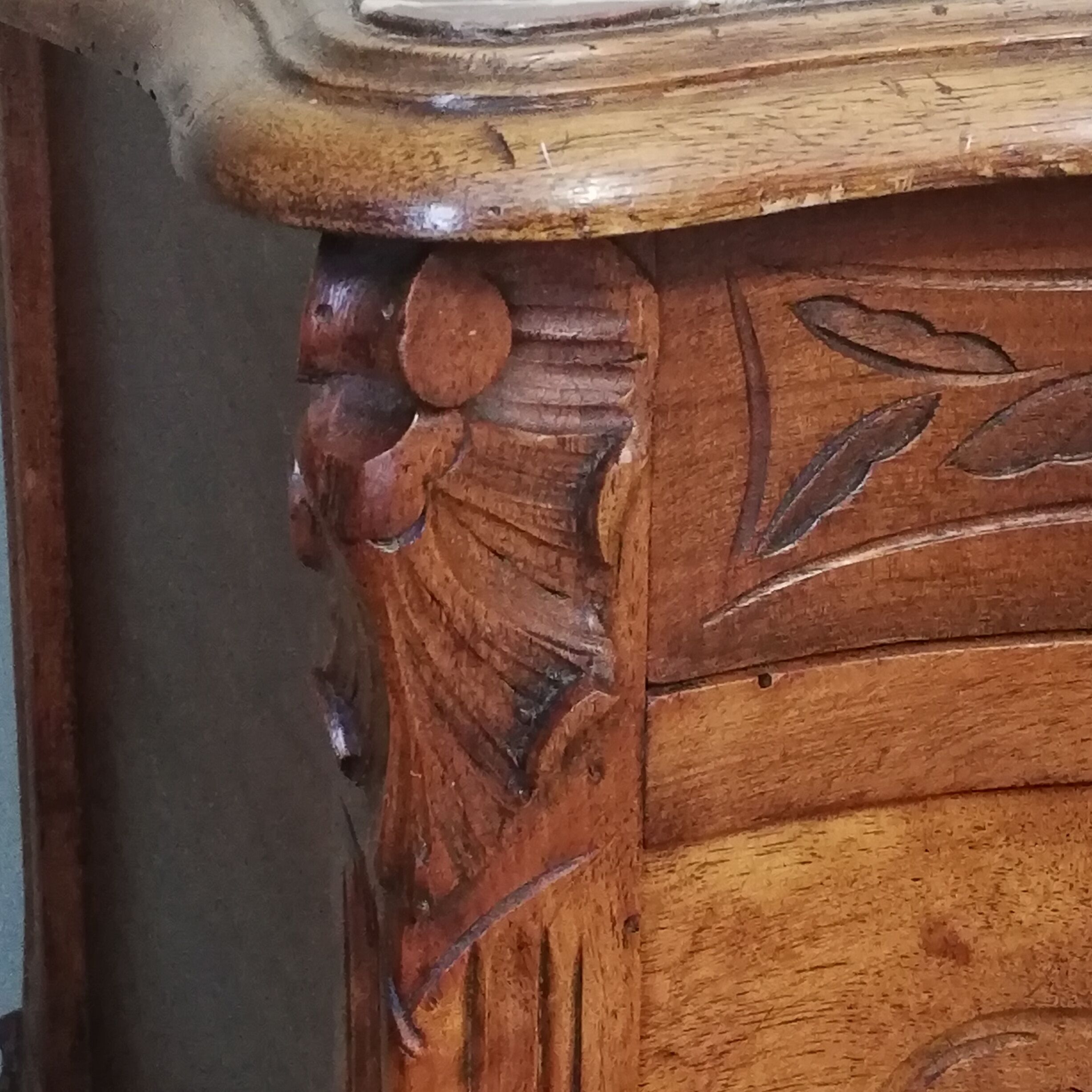 Table de chevet en bois et dessus marbre de style Louis XV