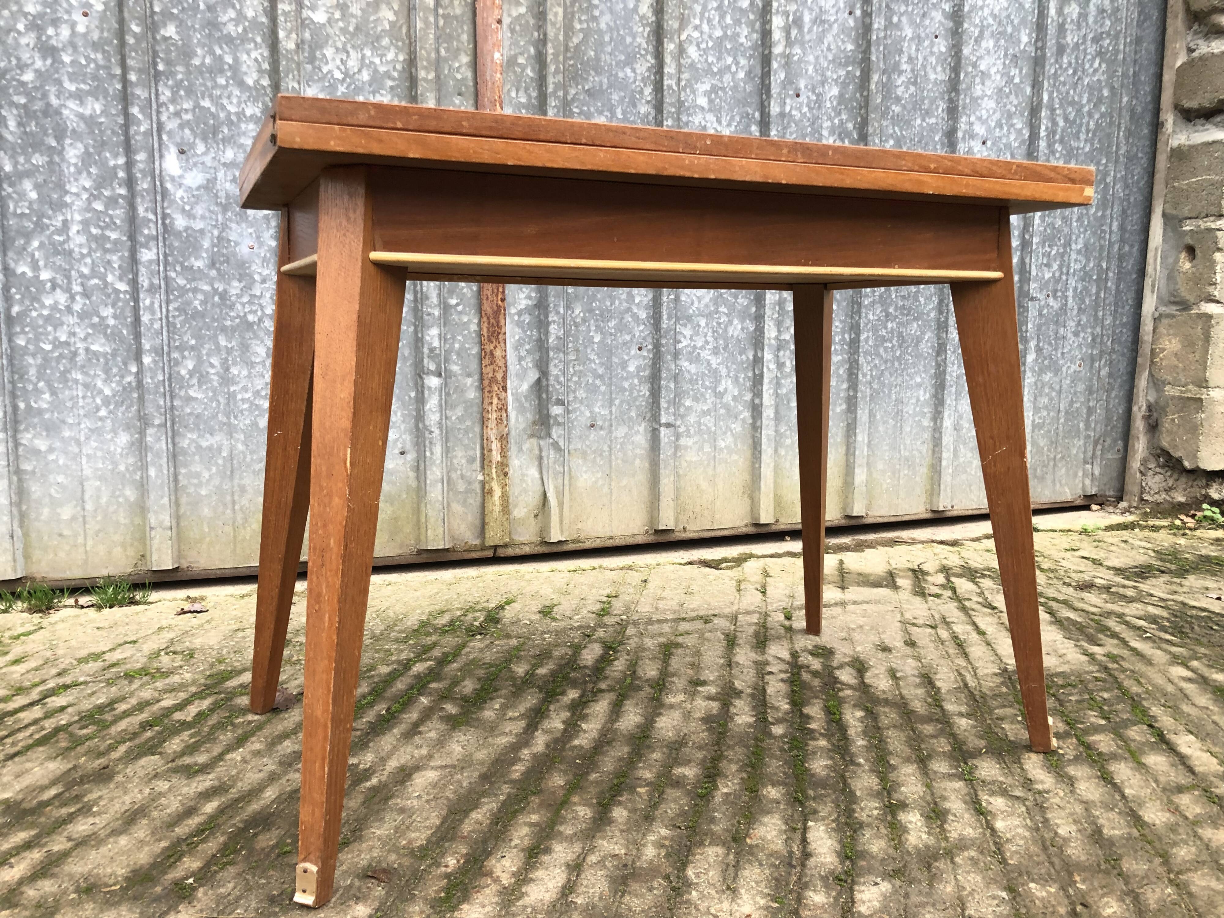 Table vintage portefeuille en chêne aux pieds compas.