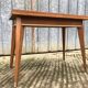 Table vintage portefeuille en chêne aux pieds compas.