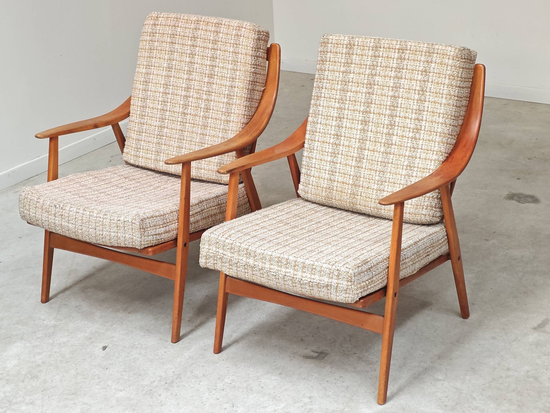 Pair of Boomerang-style armchairs in ecru beige fabric, 1960s.