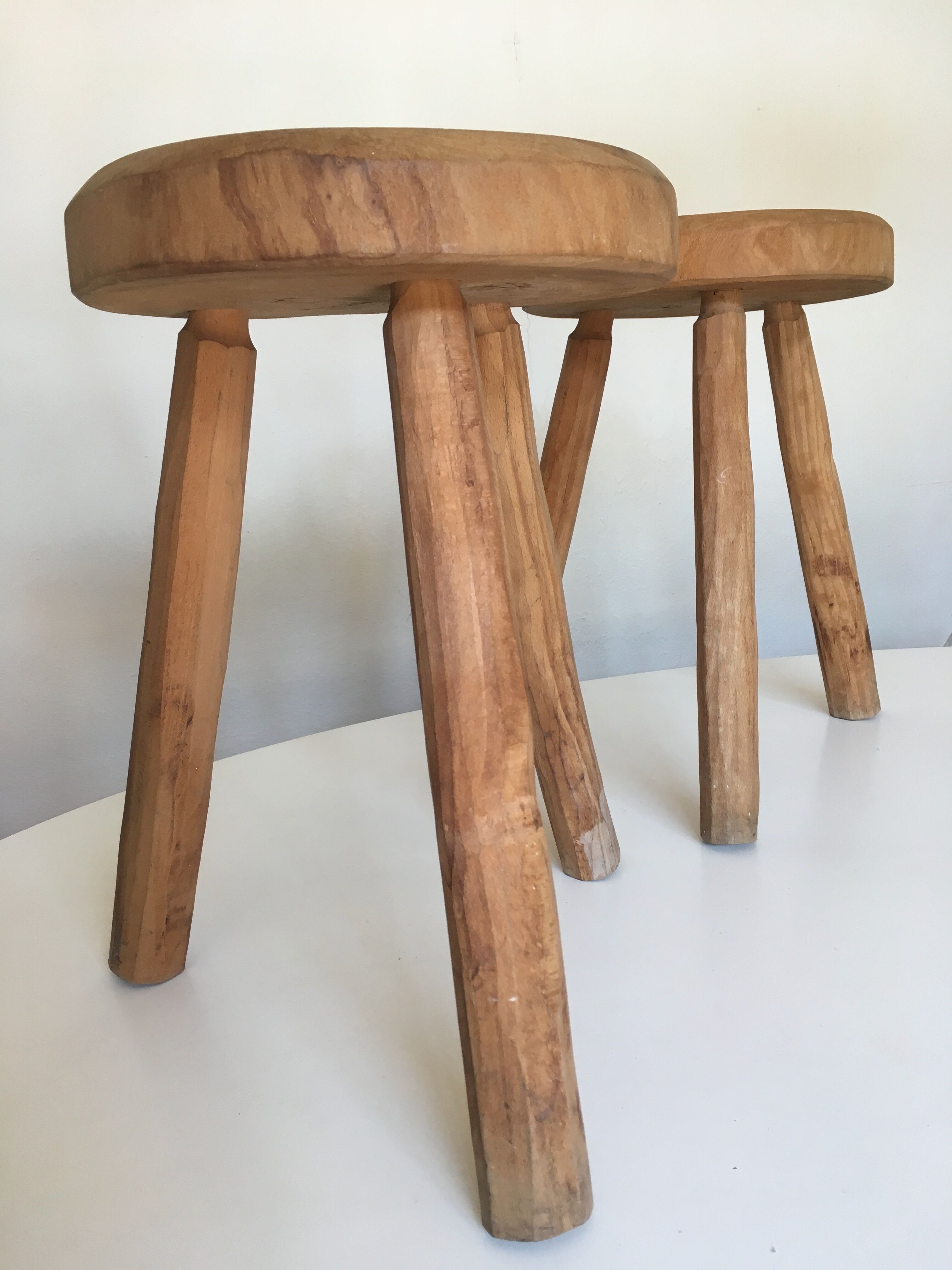Pair of tripod stools of farm in raw Elm