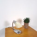 Lampe avec base chromée et abat-jour en verre lait lampe de table vintage