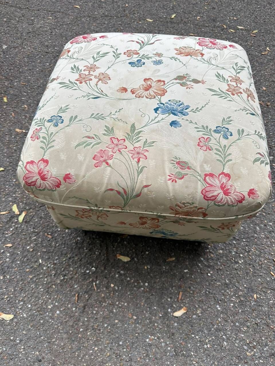 Pouf / Square vintage footstool with floral pattern – 70s Cottage style