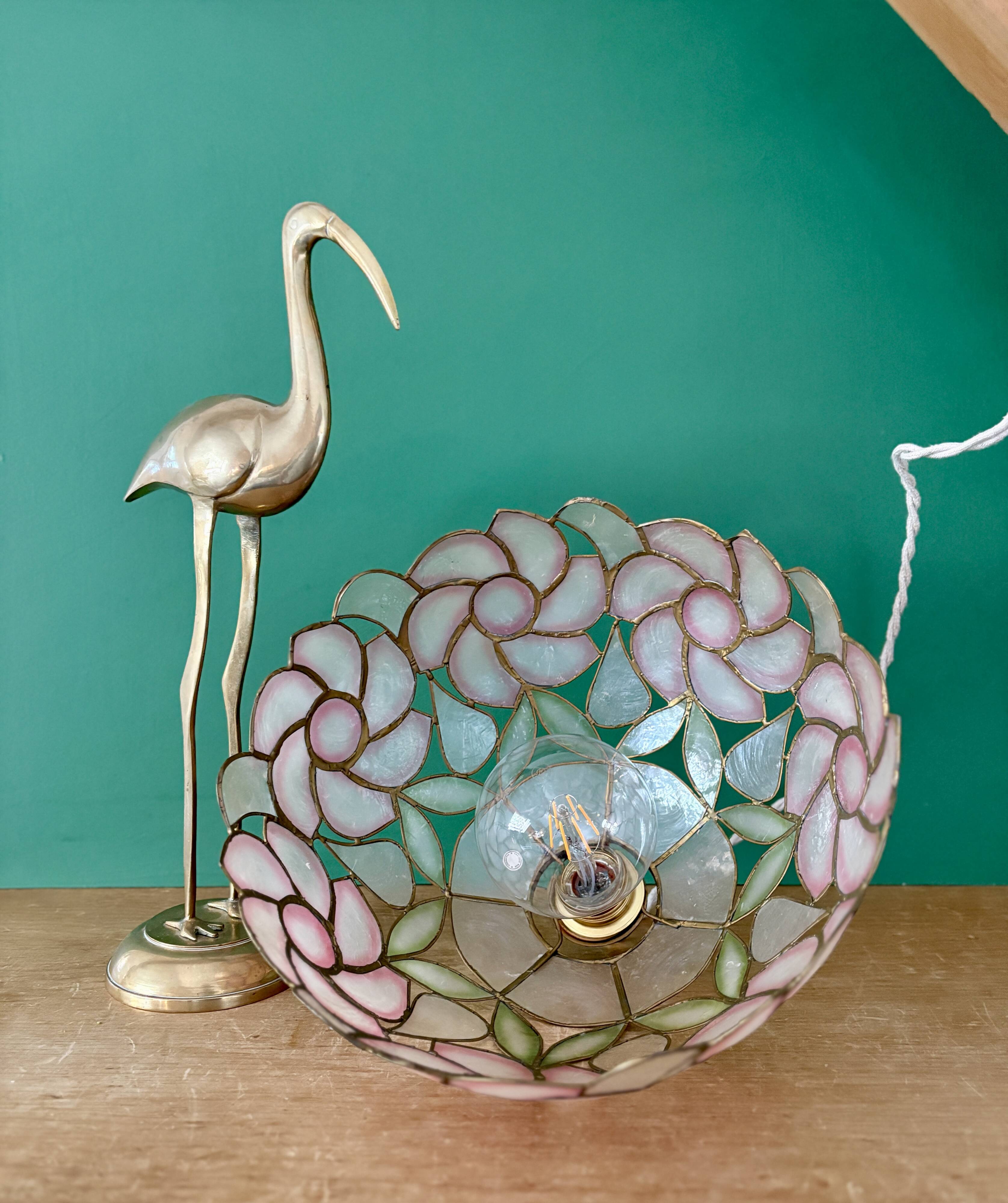 Suspension antique lampshade in pink mother-of-pearl