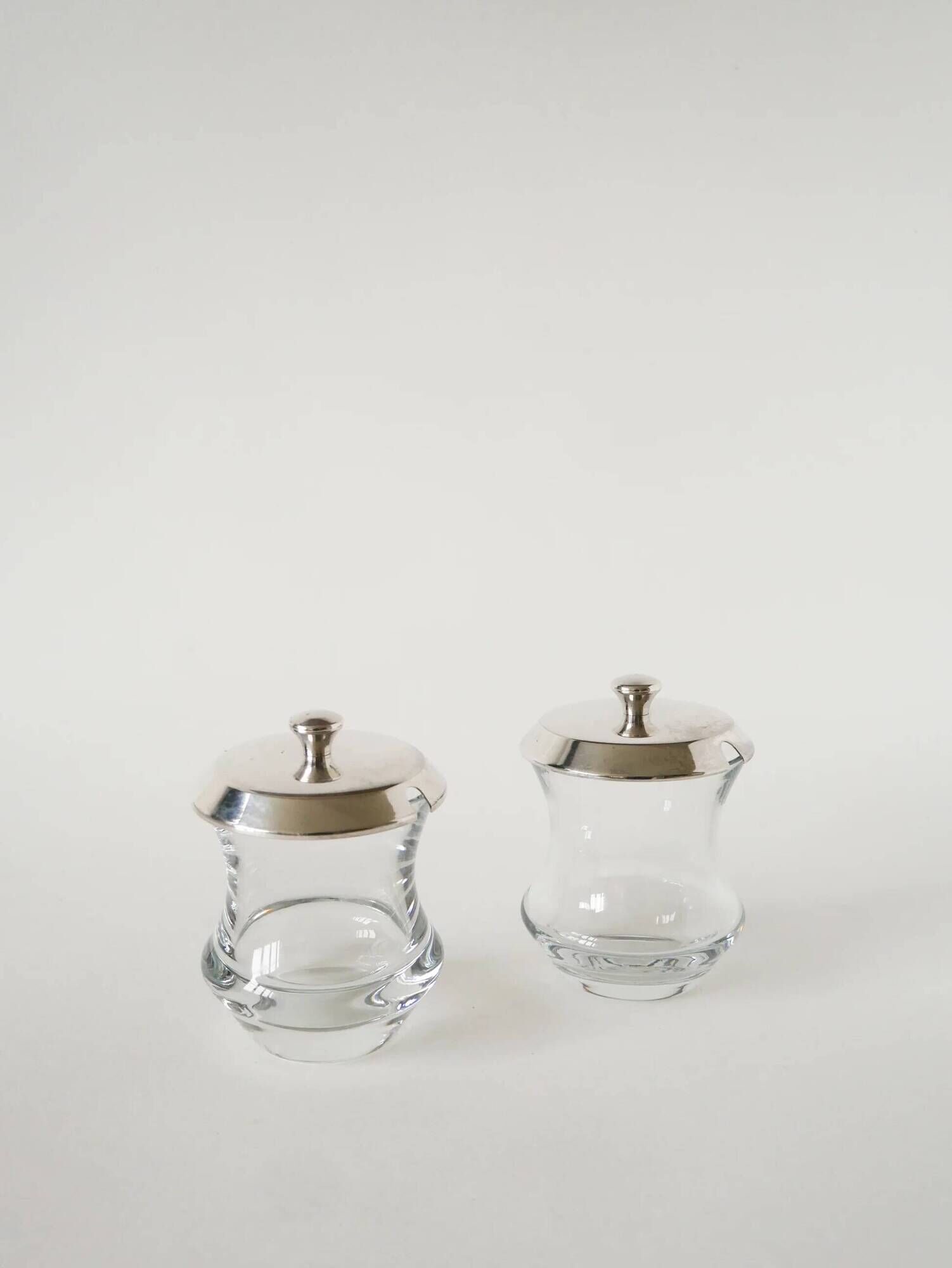 Pair of crystal and silver-plated condiment pots, Saint Hilaire, 1960.