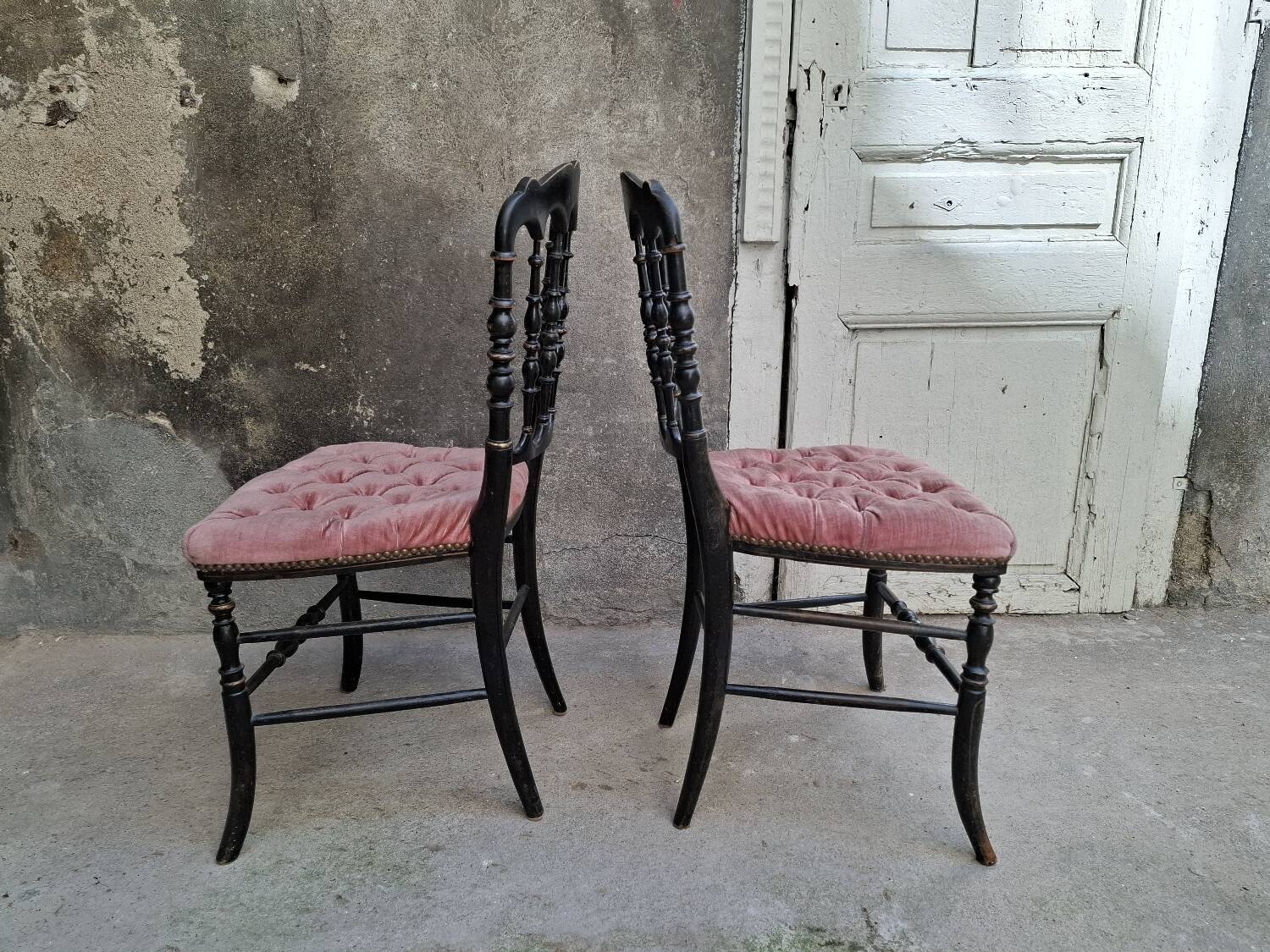 Paire de chaises Napoléon III noir et velours rose
