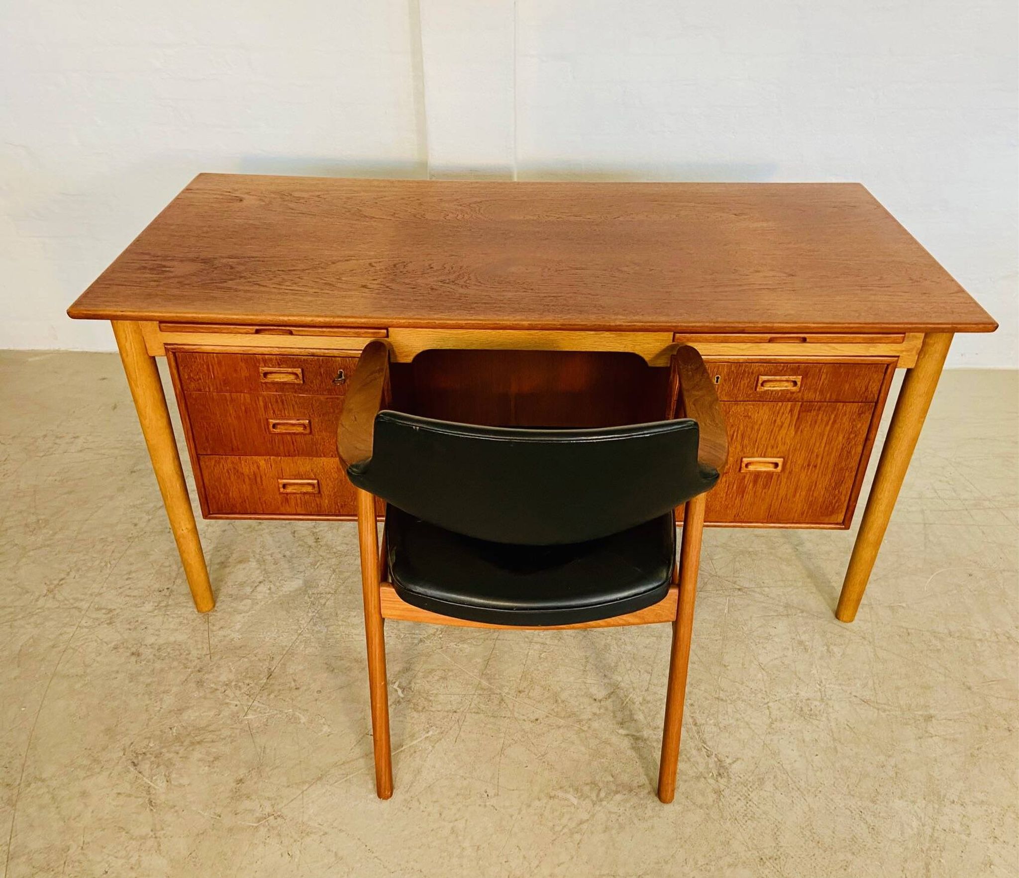 Vintage Danish desk in teak and oak by Børge Mogensen for Søborg Møbelfabrik, 1960s.