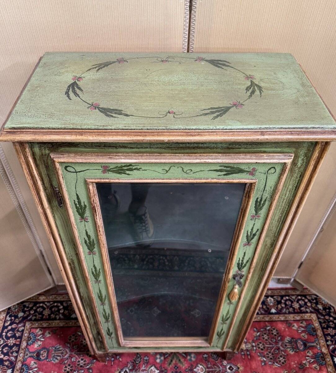 Venetian showcase in painted wood