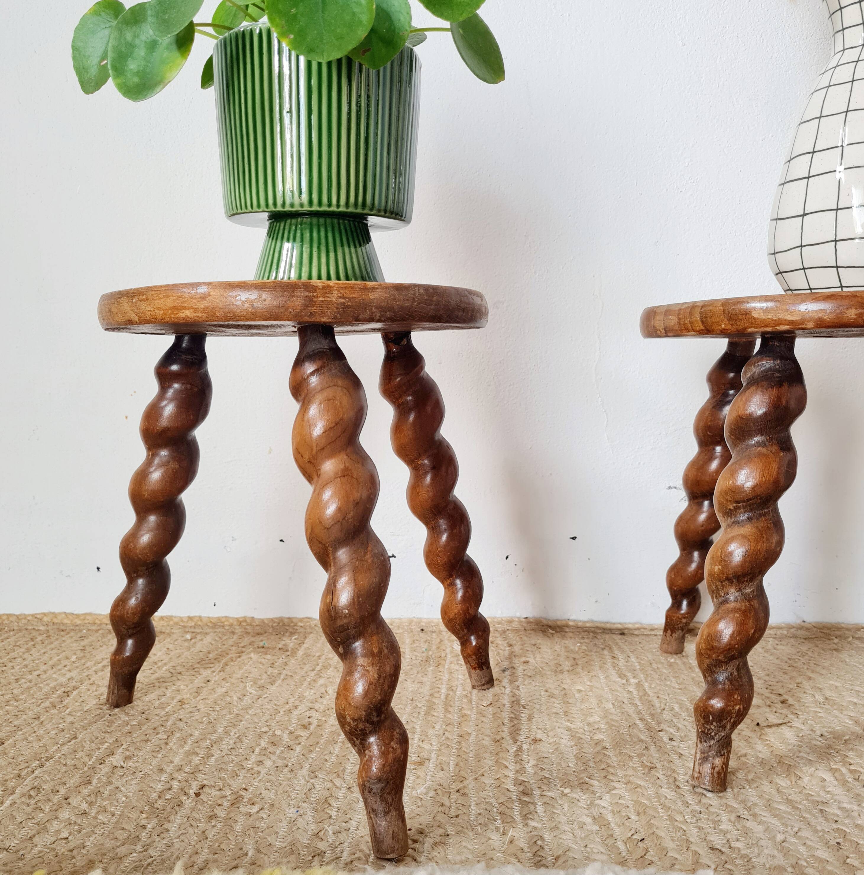 Paire de sellettes tripodes vintage en bois torsadé - tabourets
