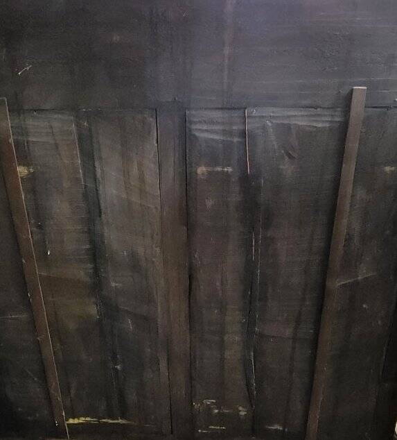 Important carved wooden library in Renaissance style, dating from the 19th century.