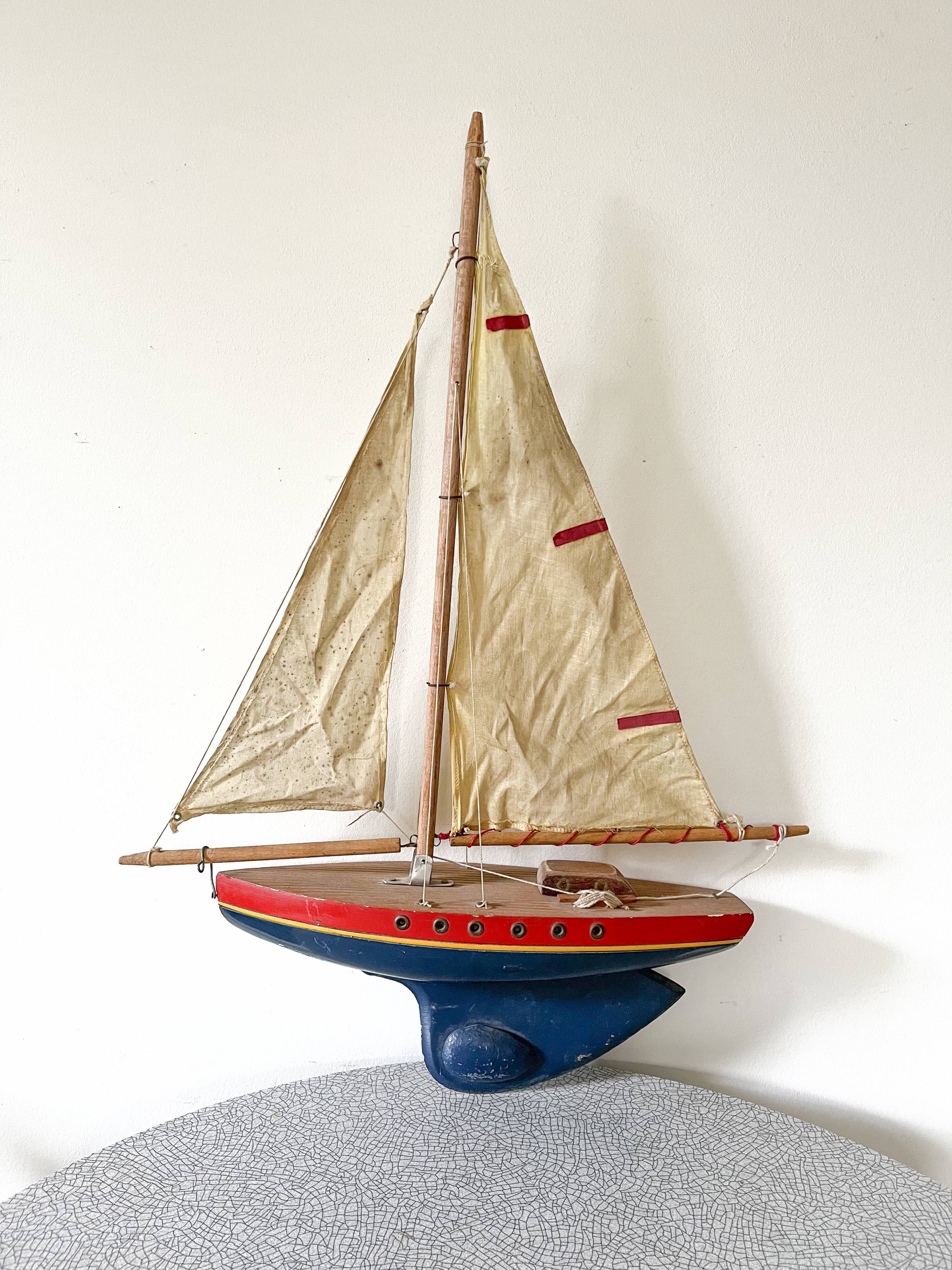 Voilier de bassin "modèle 400" navigable en bois, jouet ancien de la fameuse marque française Tirot